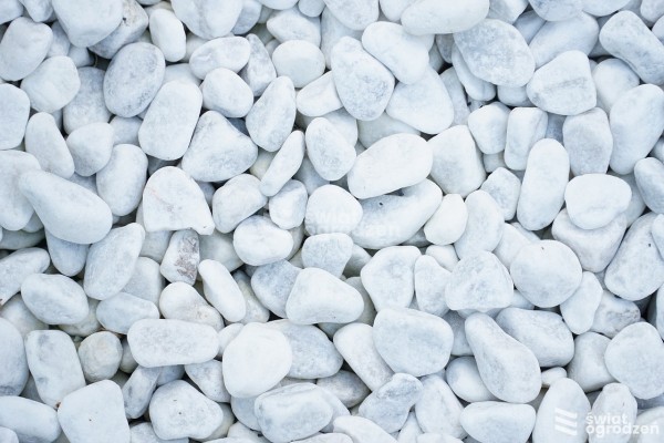 Czym czyścić białe kamienie ogrodowe?